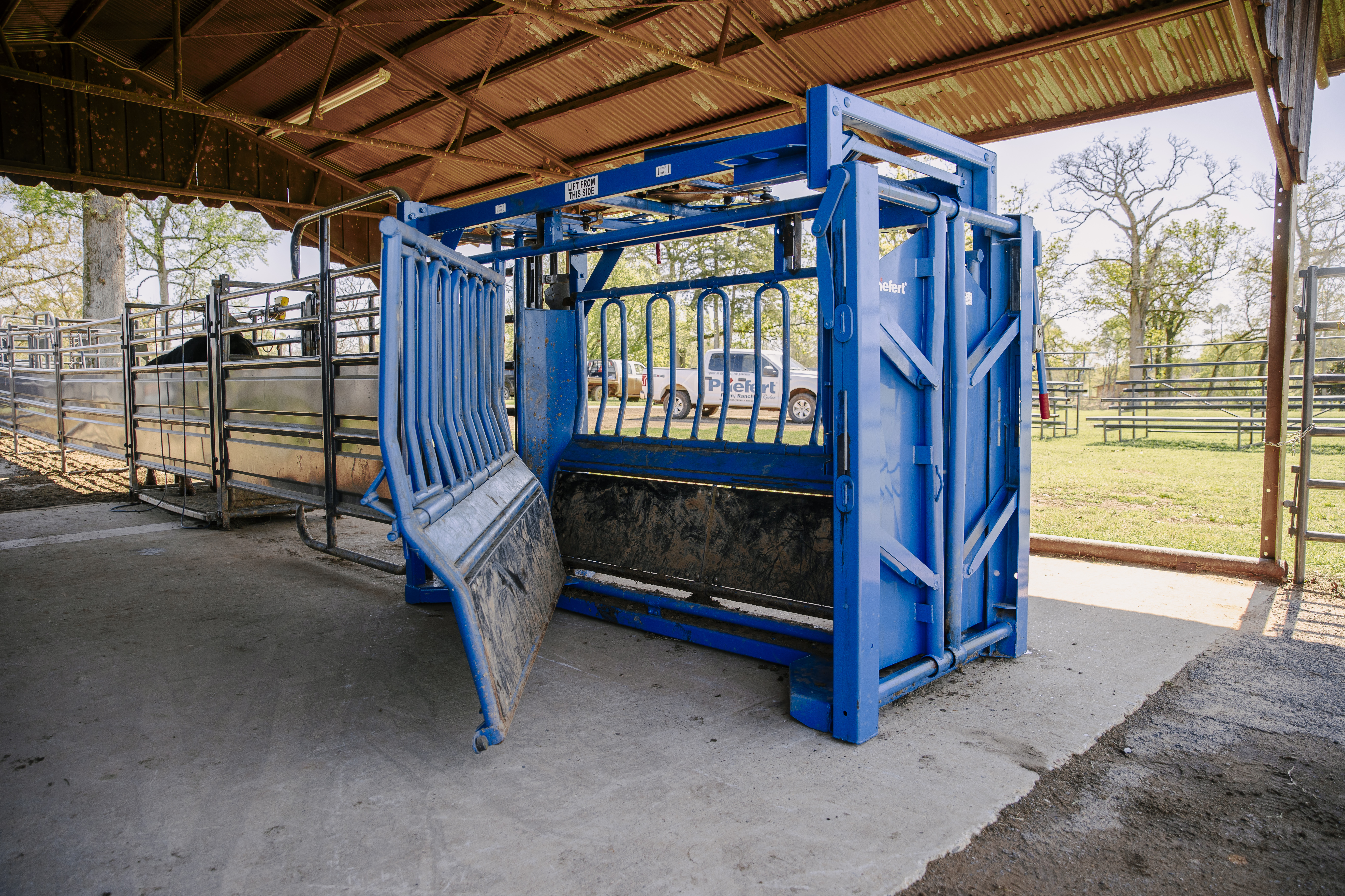 SqueezeChute SC25 0326 CattlePens 9430.jpg